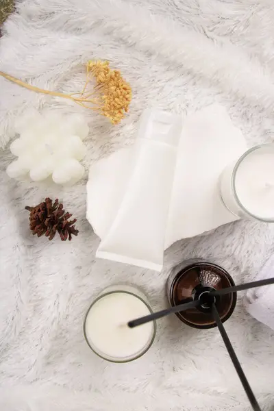 Spa konsepti, doğal el yapımı ürünler, havlu, beyaz mermer masa üzerindeki mumlar.