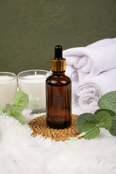 Spa konsepti, yeşil arka plan. Spa, kozmetik ürünler, vücut bakımı.