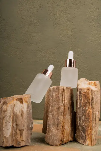 Bir şişe doğal kozmetik serumu, serum ve kahverengi cam. Boşluğu kopyala.