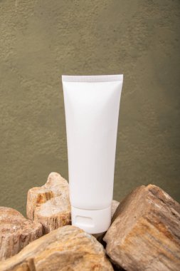Ahşap arka planda beyaz etiketli beyaz kozmetik krem.