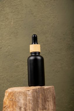 Ahşap arka plandaki erkekler için siyah şişe. Metin için boşluk.