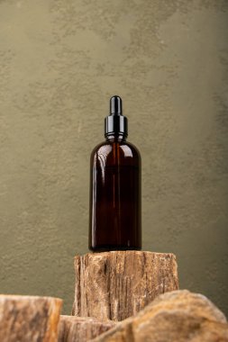 Doğal kozmetik şişesi ve siyah ahşap arka planda boş bir alan..