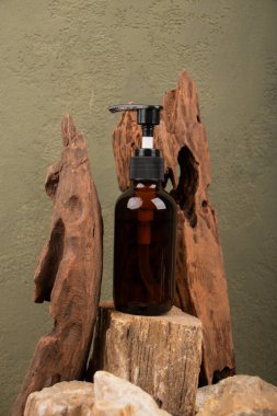 Bir şişe parfüm ve bir bardak su. Doğal ürün.