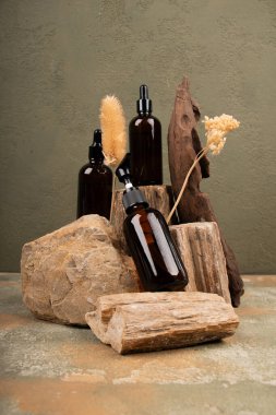 Tahta üzerinde doğal kozmetik ürünleri ve vücut bakım ürünleri