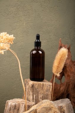 Spa konsepti. Kahverengi arka planda doğal kozmetik ürünü