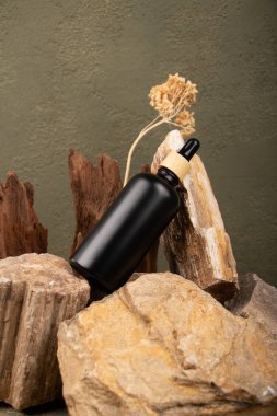 ahşap masa üzerine zeytinyağı şişesi