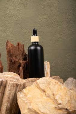 Doğal kozmetik ürünleri. Bir şişe yağ, kahverengi kozmetik yağı ve kahverengi şişe kahverengi ahşap bir masada. Doğal kozmetik ürünleri, cilt bakımı, kaplıca ve vücut