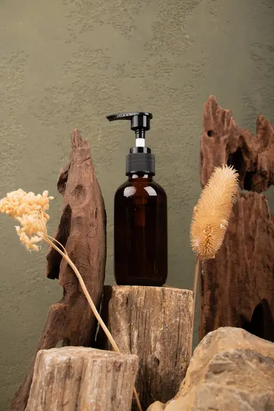 Bir şişe su ve bir şişe sabunla dikey bir çekim.