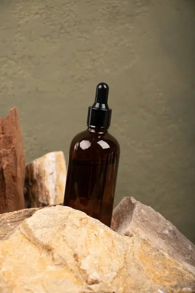 Taş zemin üzerinde fotokopi alanı olan doğal kozmetik şişe