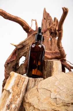 Siyah bir kayayla birlikte bir şişe gerekli yağ.