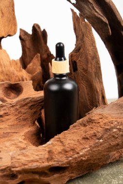 Ahşap arka planda gerekli yağlı şişe..