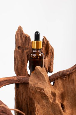 Siyah arka planda doğal yağlı bir şişe.