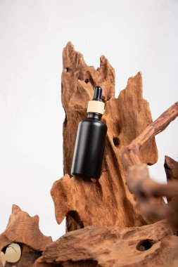 Beyaz arka planda siyah taşlı bir parfüm şişesi.