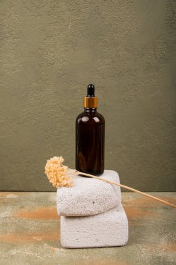 Havlu, sabun ve çiçeklerle dolu bir spa..