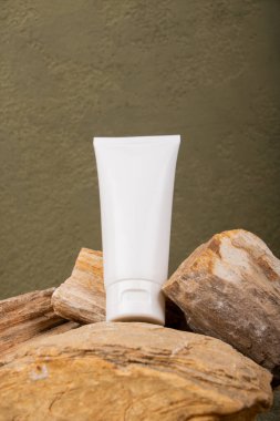 Ahşap bir masada kozmetik krem.