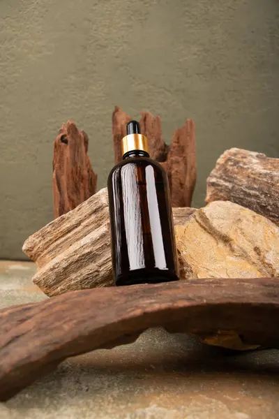 Kahverengi ahşap arka planda bir şişe parfüm.
