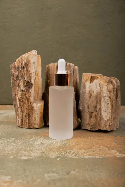Ahşap arka planda doğal bir yüz için etiketi olan kozmetik şişesi..