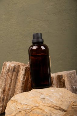 Kahverengi mermer arka planda doğal kozmetik şişesi. Doğal kozmetik konsepti.