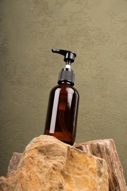 Kahverengi ahşap yüzeyinde etiketi olan bir şişe kozmetik ürünü. Doğal güzellik ürünü.