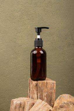 Arka planda gerekli yağı olan cam şişe..