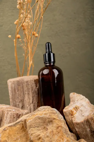 Yağlı cam şişe ve taze biberiye. spa konsepti.