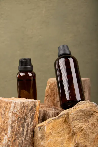 Kahverengi ve kahverengi doğal ilaç ve doğal taş şişeleri.