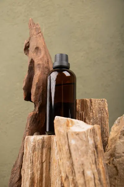 Kahverengi ahşap masada yağlı cam şişe..