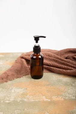 Masanın üzerinde bir şişe gerekli yağ var. spa konsepti.