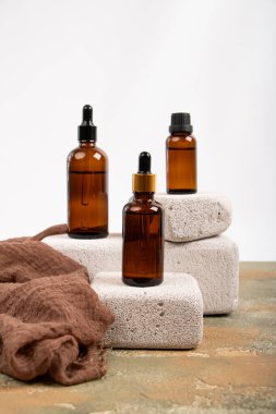 Ahşap masada banyo şişeleri ve havlular var.