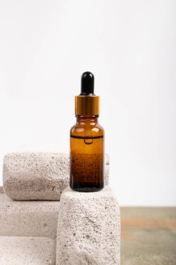 Kozmetik şişesi ve masada boş etiket. ürün için model.