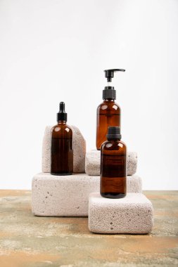 Hafif arka planda beyaz etiketli kozmetik şişeleri