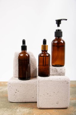 Kozmetik şişeleri ve boş etiketler