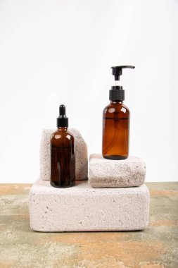 ahşap arka planda kozmetik şişeler