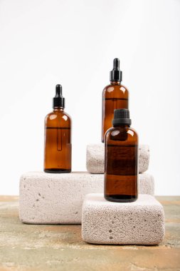 Farklı kozmetik şişeleri seti