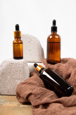 Beyaz arkaplanda spa ürünleri.
