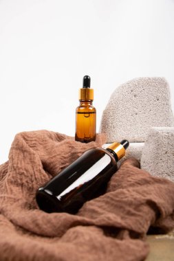 Yağ, şişe, havlu ve mum içeren spa konsepti