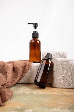 Spa natürmort. Havlu, sabun, havlu, beyaz ahşap arka planda bir şişe sabun..