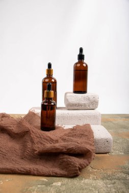 Beyaz arkaplanda kozmetik ürünler