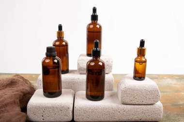 Doğal kozmetik şişeleri olan şişeler.