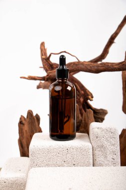 Ahşap arka planda kozmetik şişesi, yakın görüş