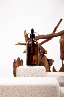 Ahşap arka planda parfüm şişesi