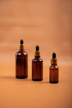 Beyaz arka planda gölgeli kozmetik şişeler. güzellik ve moda konsepti.