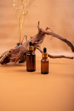 Ahşap arka planda bir şişe serum..