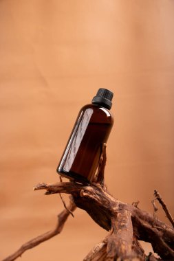 Kahverengi arka planda kahverengi kozmetik şişeleri