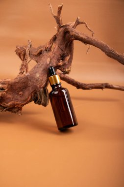 Bej arka planda kahverengi esaslı yağ şişesi.