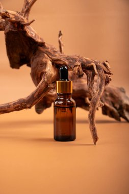 Tahta kahverengi arka planda bir şişe parfüm..