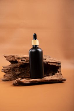 Siyah bir yağ şişesi ve üzerinde siyah bir etiket var..
