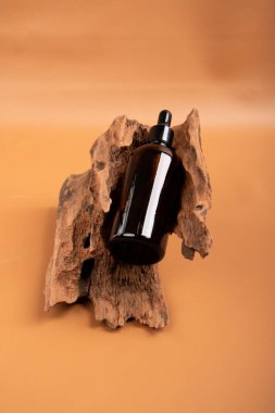 Kahverengi pipetli bir şişe gerekli yağ..