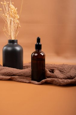 Beyaz masada kozmetik şişeler.