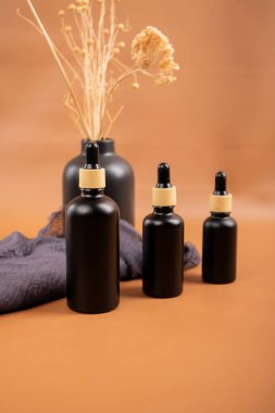 Bej arka planda kozmetik ürünleri şişeleri